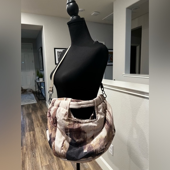 New VINCE CAMUTO NYLON HARLO TOTE - Picture 1 of 7